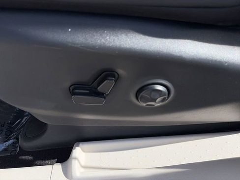 Used 2024 Chrysler Pacifica Touring-L image 19