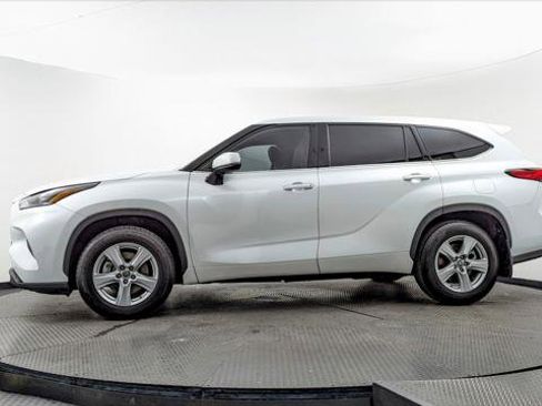 Used 2022 Toyota Highlander LE image 3