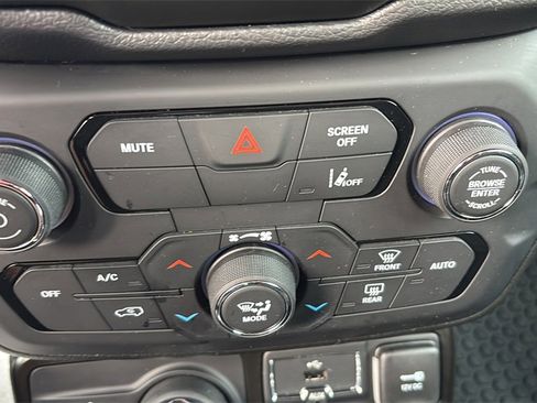 Used 2023 Jeep Renegade Latitude image 20