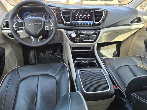 Used 2024 Chrysler Pacifica Limited FWD image 20