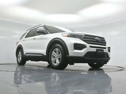 Certified 2024 Ford Explorer XLT RWD image 43
