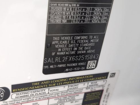 Used 2025 Land Rover Discovery Dynamic SE image 17