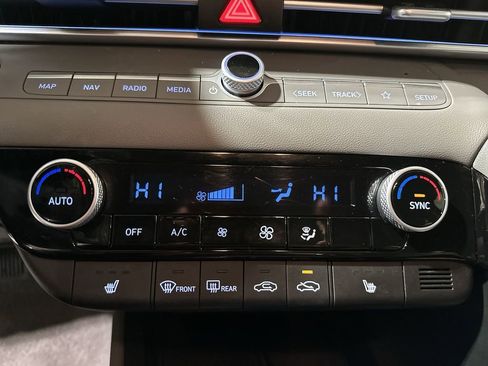 Used 2025 Hyundai Elantra SEL image 17