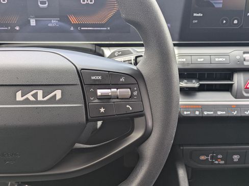 Certified 2025 Kia K4 FWD image 21