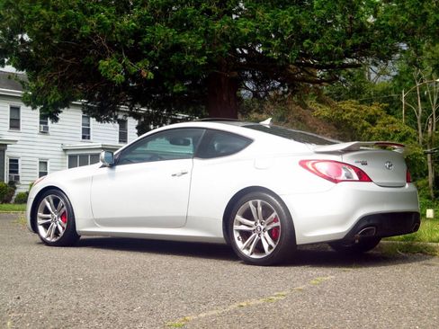 Used 2011 Hyundai Genesis 3.8 RWD image 3
