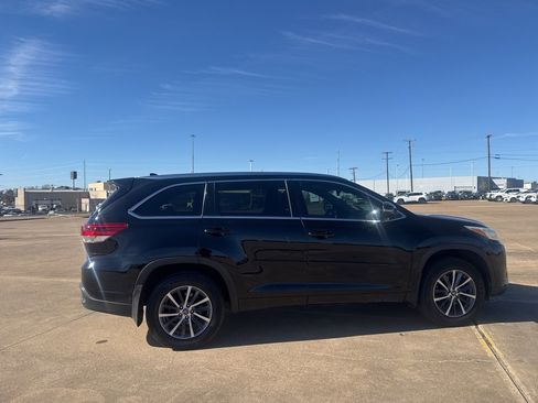Used 2018 Toyota Highlander XLE image 16