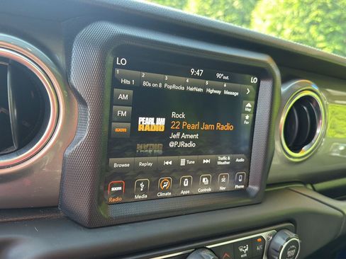 Used 2018 Jeep Wrangler Unlimited Sahara AWD/4WD image 22