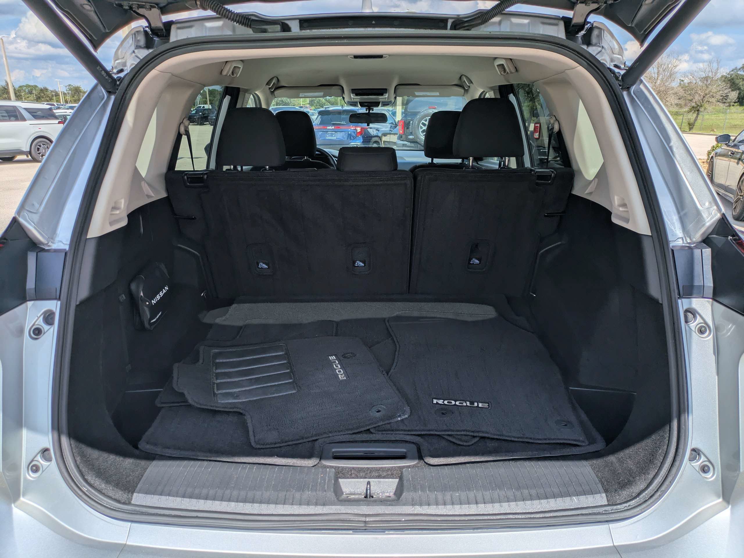 Used 2025 Nissan Rogue SV FWD image 12