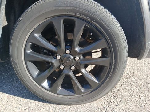 Used 2017 Jeep Grand Cherokee Altitude image 9