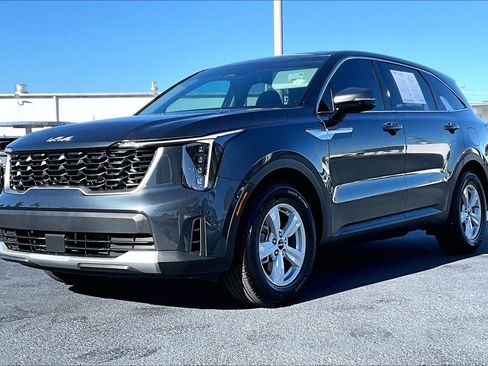 Used 2024 Kia Sorento LX image 2