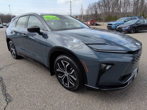 Certified 2025 Toyota Crown Signia image 9