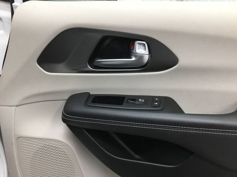 Used 2024 Chrysler Pacifica Touring-L image 20