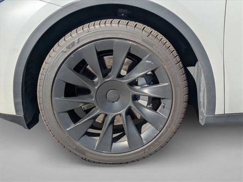 Used 2022 Tesla Model Y Long Range image 14