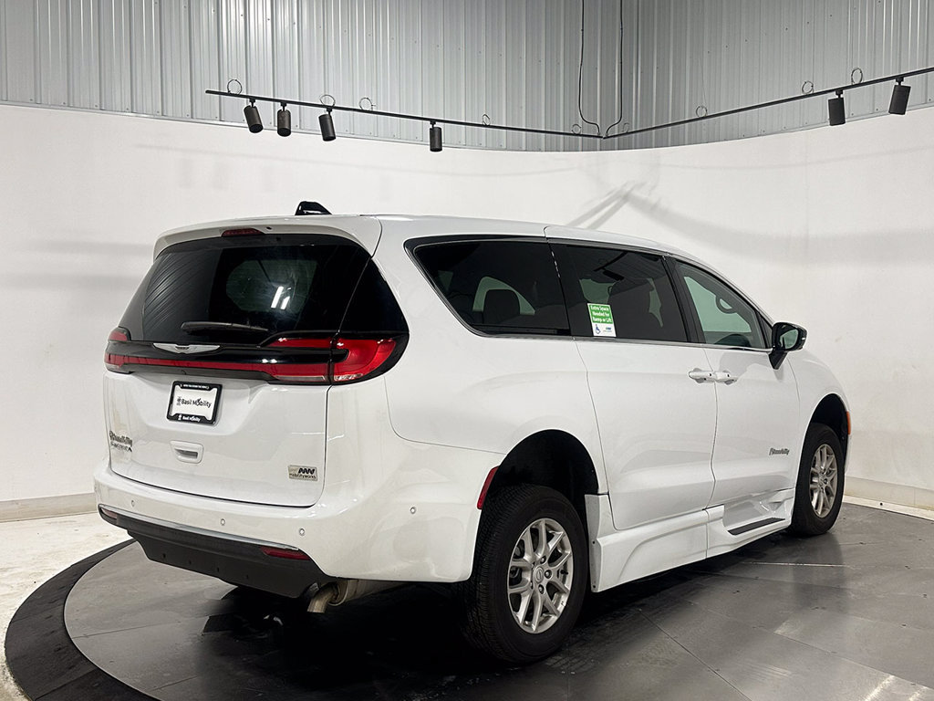 Used 2025 Chrysler Pacifica Select FWD image 7