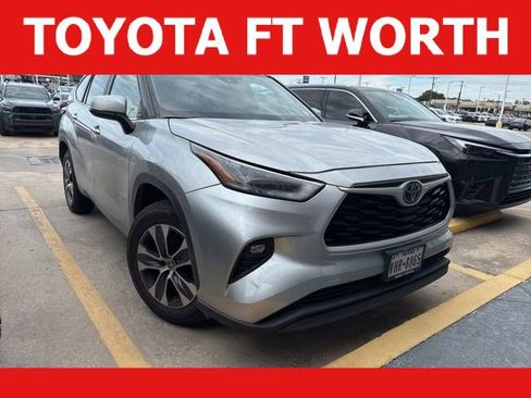 Used 2023 Toyota Highlander XLE FWD image 1