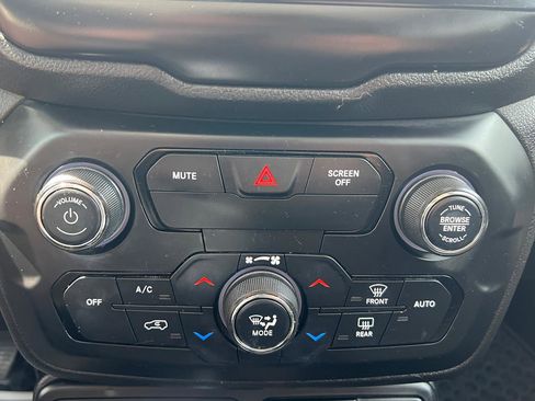 Used 2018 Jeep Renegade Latitude w/ Cold Weather Group AWD/4WD image 24
