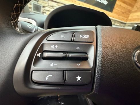 Used 2024 Hyundai Venue Limited image 23