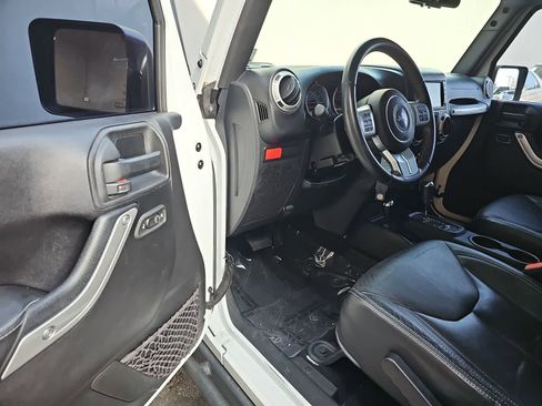 Used 2016 Jeep Wrangler Unlimited Rubicon image 10