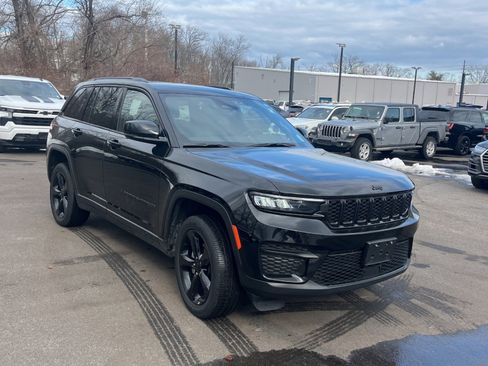 Used 2023 Jeep Grand Cherokee Altitude image 7