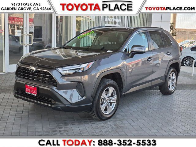 Used 2025 Toyota RAV4 XLE AWD/4WD image 1