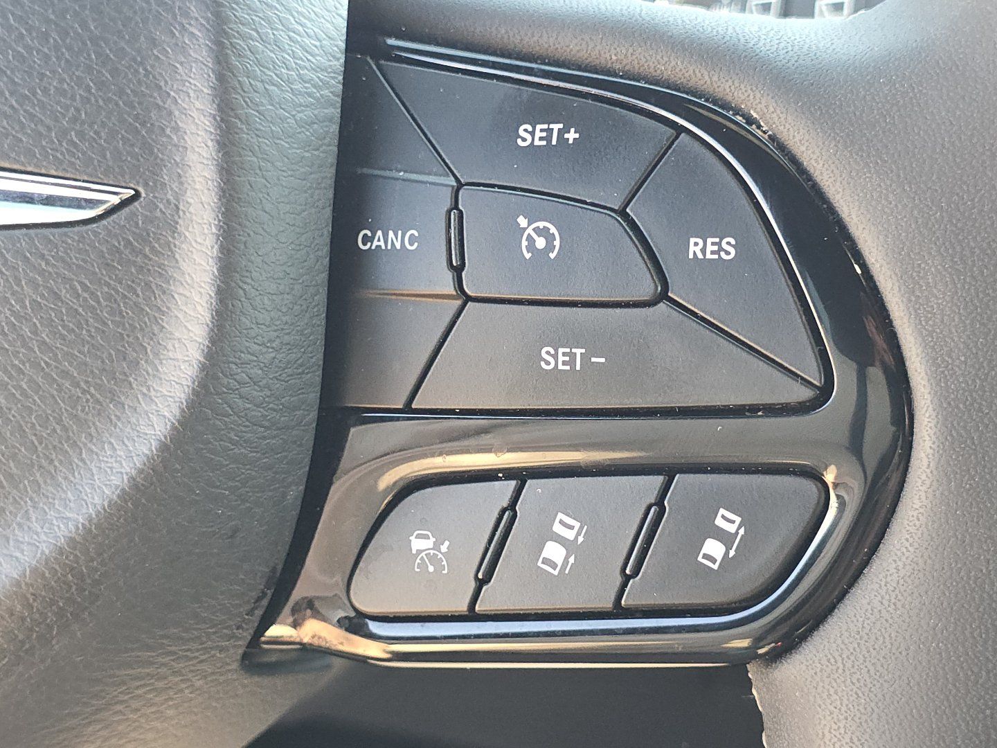 Used 2024 Chrysler Pacifica Limited FWD image 28