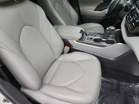 Used 2022 Toyota Highlander Limited AWD/4WD image 16