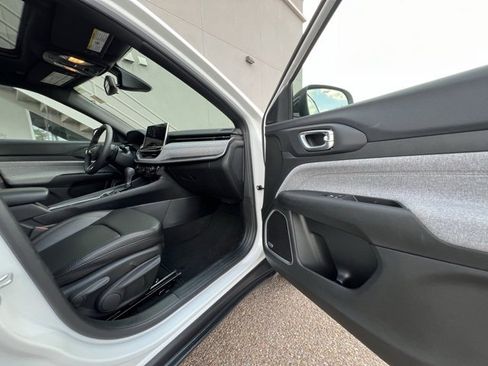 Used 2024 Jeep Compass Latitude w/ Sun and Sound Group image 24