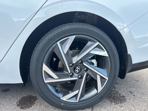 Used 2025 Hyundai Elantra SEL image 28
