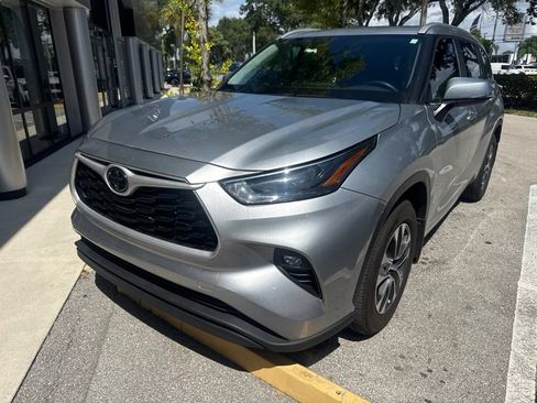 Used 2025 Toyota Highlander XLE FWD image 3