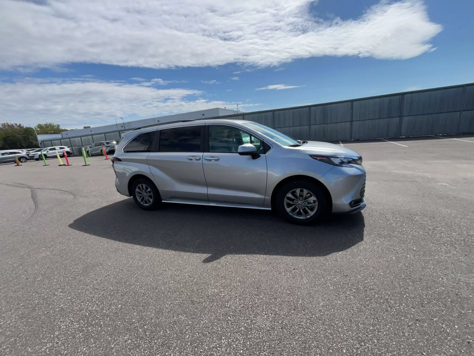 Used 2025 Toyota Sienna XLE FWD image 2