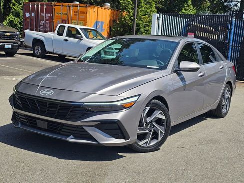 Used 2025 Hyundai Elantra Limited FWD image 2