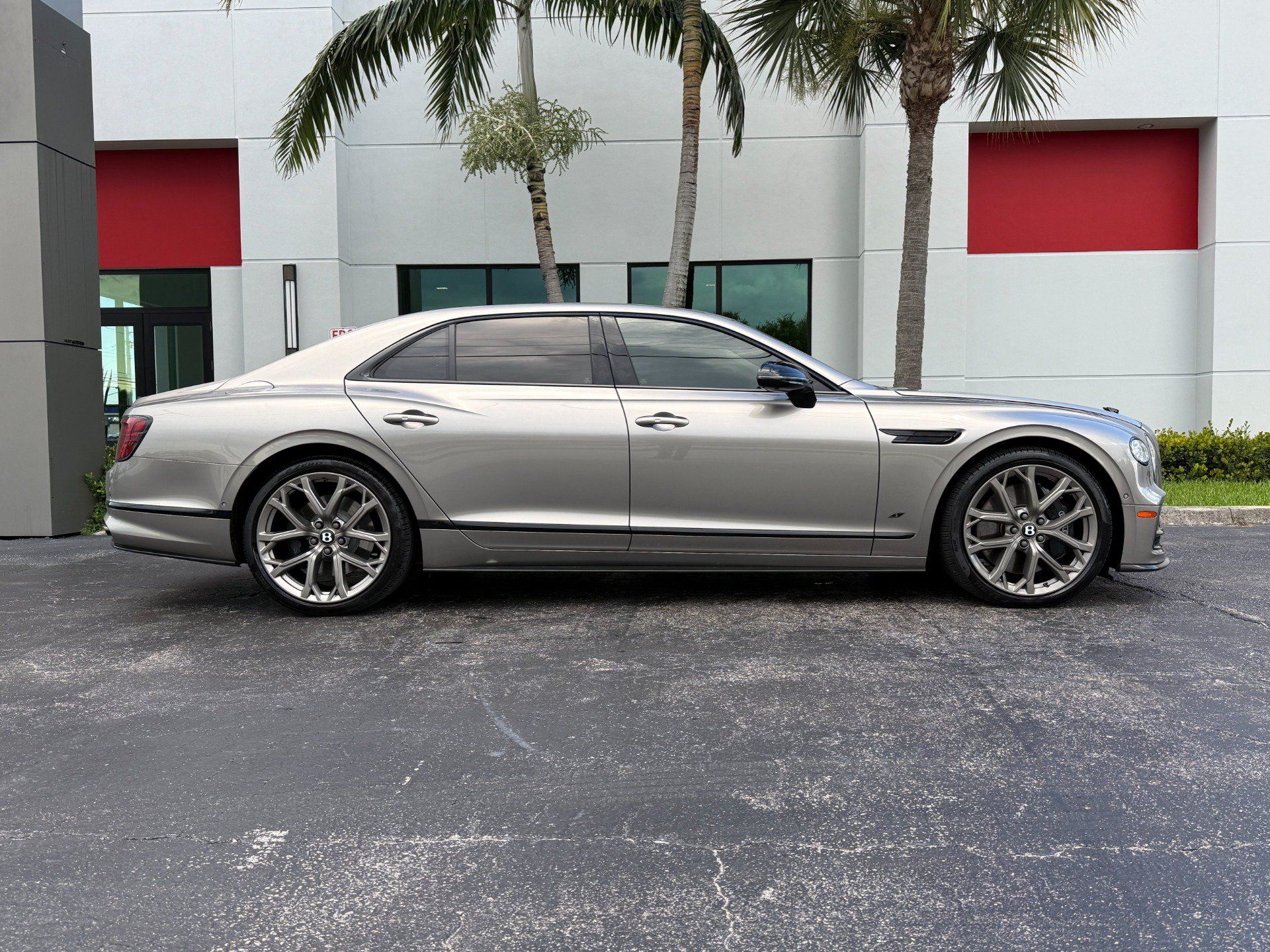 Used 2023 Bentley Flying Spur V8 AWD/4WD image 2