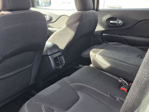 Used 2015 Jeep Cherokee Latitude w/ Cold Weather Group AWD/4WD image 6