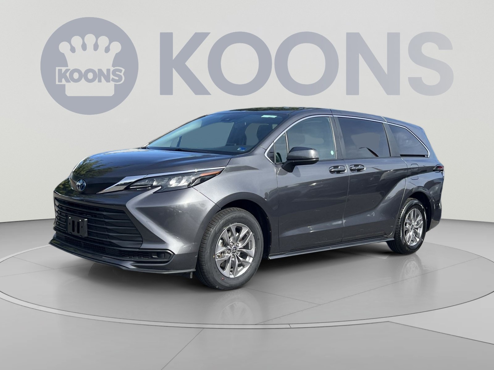 Used 2025 Toyota Sienna LE FWD image 1