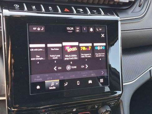 Used 2025 Jeep Grand Cherokee Altitude AWD/4WD image 21