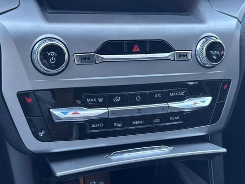 Used 2022 Ford Explorer XLT w/ Equipment Group 202A image 24