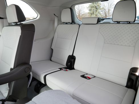 Certified 2025 GMC Acadia Denali w/ Super Cruise Package image 36