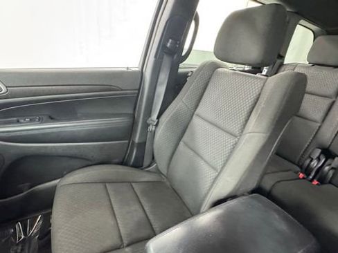 Used 2018 Jeep Grand Cherokee Laredo AWD/4WD image 13