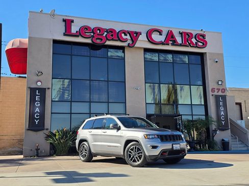 Used 2020 Jeep Grand Cherokee Trailhawk image 2