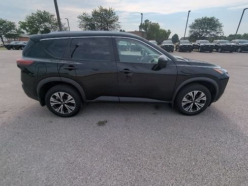 Used 2023 Nissan Rogue SV w/ SV Premium B Package FWD image 2