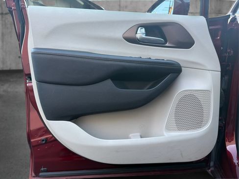 Used 2018 Chrysler Pacifica Touring-L Plus FWD image 20