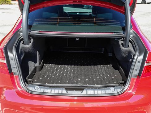 Used 2017 Jaguar XF R-Sport image 33