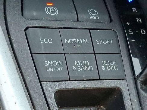 Used 2022 Toyota RAV4 XLE AWD/4WD image 22