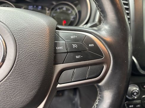 Used 2020 Jeep Cherokee Latitude Plus w/ Cold Weather Group image 12