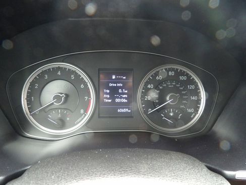 Used 2019 Hyundai Santa Fe SE image 12