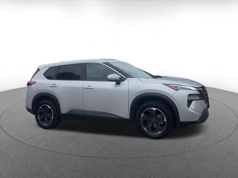 Used 2025 Nissan Rogue SV AWD/4WD image 2