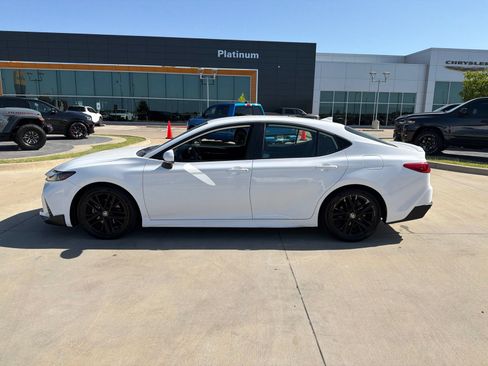 Used 2025 Toyota Camry SE FWD image 2