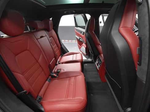 Used 2022 Porsche Cayenne Turbo S w/ Assistance Package image 47