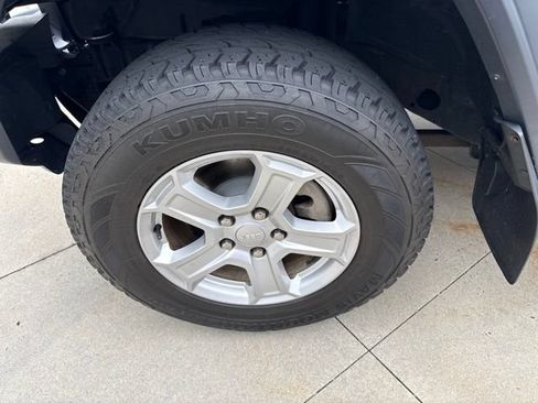Used 2018 Jeep Wrangler Sport AWD/4WD image 12