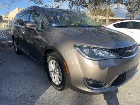 Used 2017 Chrysler Pacifica Touring-L w/ 13 Speaker Alpine Sound Group image 2